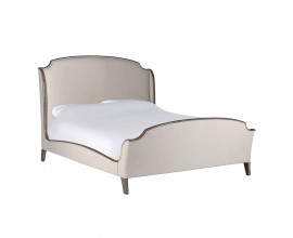 Luxusná vintage vidiecka manželská posteľ Rickon s čalúnením s krémovým poťahom z ľanu a bavlny s vyvýšenou pätou a nožičkami s dreveným rámom v hnedosivej farbe s priznanou kresbou letokruhov