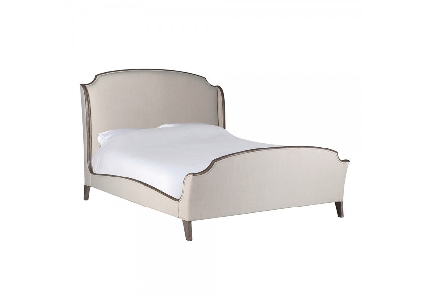 Luxusná vintage vidiecka manželská posteľ Rickon s čalúnením s krémovým poťahom z ľanu a bavlny s vyvýšenou pätou a nožičkami s dreveným rámom v hnedosivej farbe s priznanou kresbou letokruhov