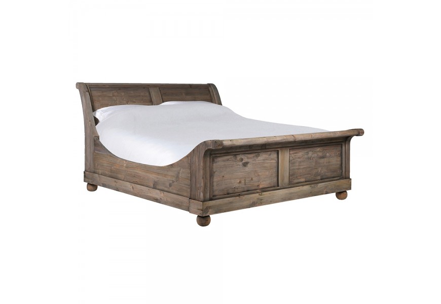 Luxusná vintage manželská posteľ Helmar z recyklovaného masívneho dreva v naturálnej hnedej farbe s priznanou štruktúrou letokruhov s jemnou patinou s okrúhlymi nožičkami so zvýšenou pätou a čelom s vyhnutou vrchnou časťou
