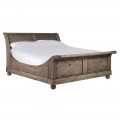 Luxusná vintage manželská posteľ Helmar z recyklovaného masívneho dreva v naturálnej hnedej farbe s priznanou štruktúrou letokruhov s jemnou patinou s okrúhlymi nožičkami so zvýšenou pätou a čelom s vyhnutou vrchnou časťou