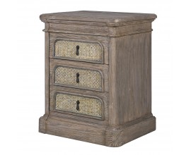 Luxusný vintage masívny nočný stolík Rickon z recyklovaného dreva v hnedosivej farbe s výraznou štruktúrou s tromi zásuvkami s ratanovým detailom v béžovej farbe s čiernymi kovovými úchytkami v tvare slzy