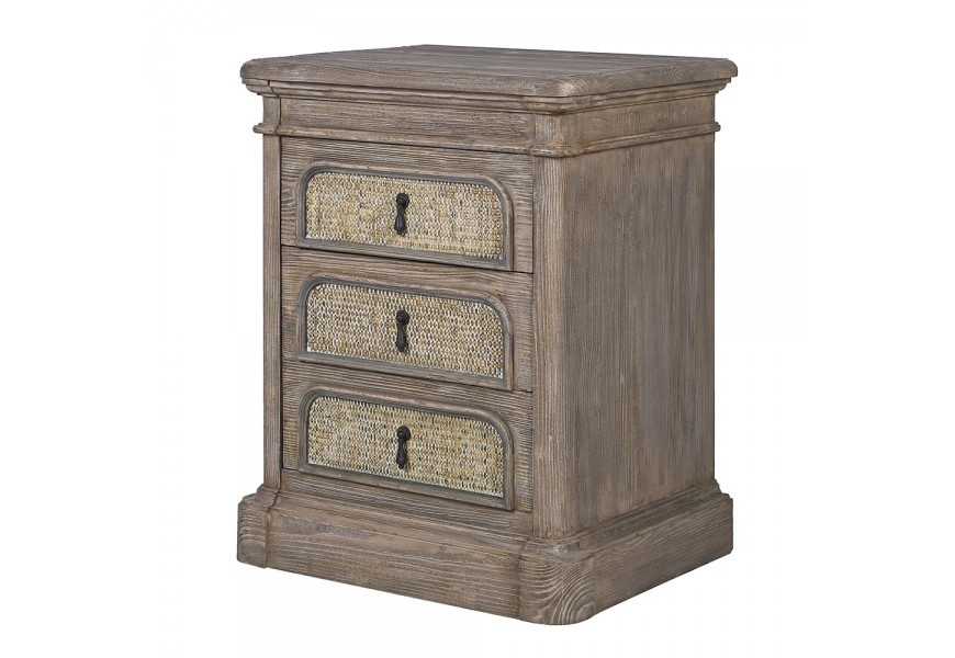 Luxusný vintage masívny nočný stolík Rickon z recyklovaného dreva v hnedosivej farbe s výraznou štruktúrou s tromi zásuvkami s ratanovým detailom v béžovej farbe s čiernymi kovovými úchytkami v tvare slzy