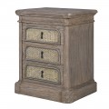 Luxusný vintage masívny nočný stolík Rickon z recyklovaného dreva v hnedosivej farbe s výraznou štruktúrou s tromi zásuvkami s ratanovým detailom v béžovej farbe s čiernymi kovovými úchytkami v tvare slzy