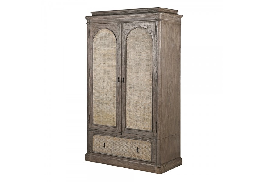 Luxusná vidiecka masívna šatníková skriňa Rickon s dvojitými dverami a zásuvkou s ratanovým výpletom s klenutým dizajnom z masívneho dreva mindi v naturálnej hnedej farbe so sivou patinou