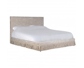 Luxusná dizajnová nadrozmerná manželská posteľ Trist potiahnutá textíliou v béžovej farbe s obdĺžnikovým čelom s dekoratívnymi strapcami