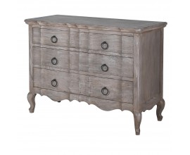 Klasick&aacute; mas&iacute;vna komoda Ch&acirc;teau Gris v sivej farbe s tromi z&aacute;suvkami s vyrez&aacute;van&iacute;m a kabriolov&yacute;mi nožičkami