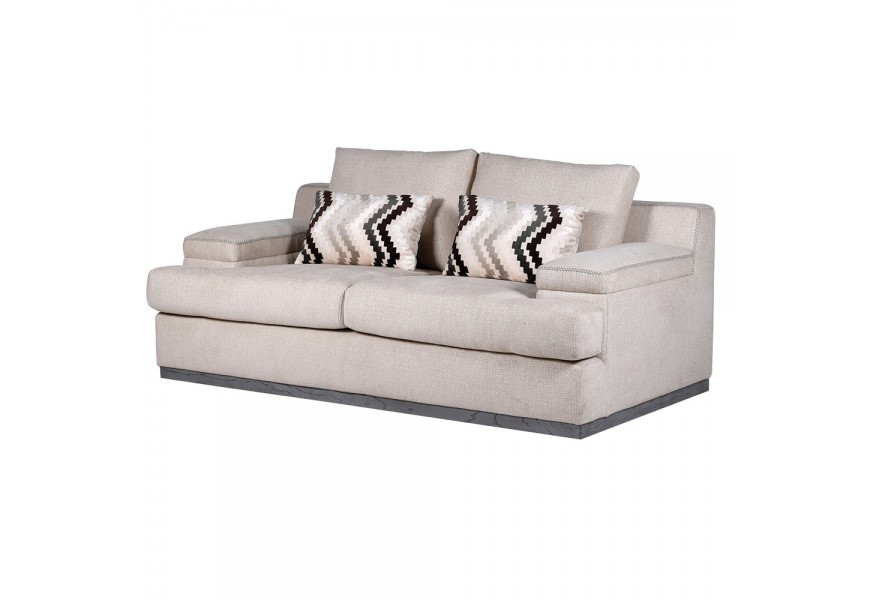 Luxusná retro béžová sedačka Miranda pre dve osoby s plnou podstavou so sivým dreveným lemom s hranatými bočnými a chrbtovými opierkami a dvomi akcentovými vankúšmi s chevronovým vzorom s čiernej a zemitých hnedých farbách