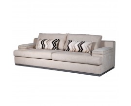 Luxusn&aacute; modern&aacute; trojmiestna sedačka Miranda s b&eacute;žov&yacute;m poťahom a dvomi akcentov&yacute;mi vank&uacute;&scaron;mi v zemit&yacute;ch t&oacute;noch 241 cm