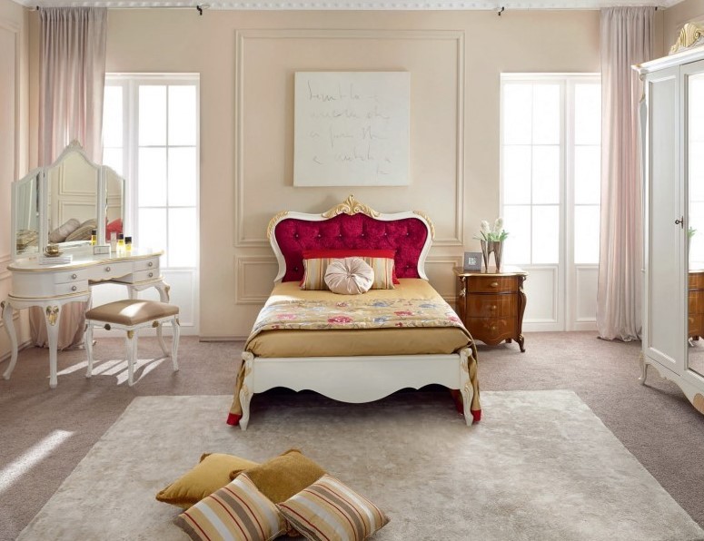Luxusná biela klasická spálňa s vyrezávaným nábytkom