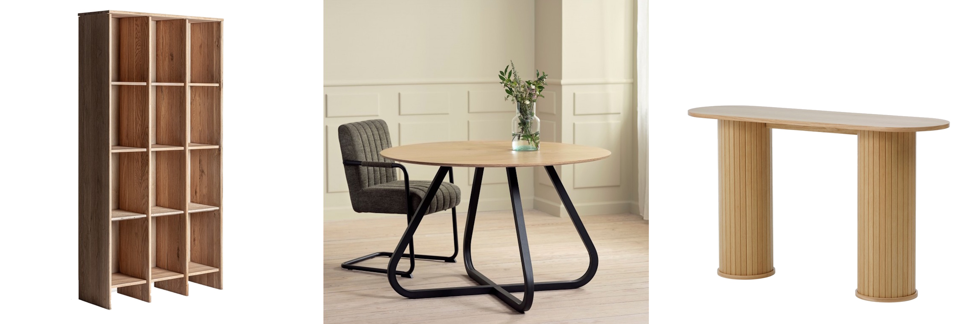 Luxusný dubový nábytok moderná knižnica Naria vo svetlej hnedej farbe a okrúhly industriálny jedálenský stôl Holstebro v čiernou kovovou podstavou a retro konzolový stolík Bornholm s lamelovými nohami