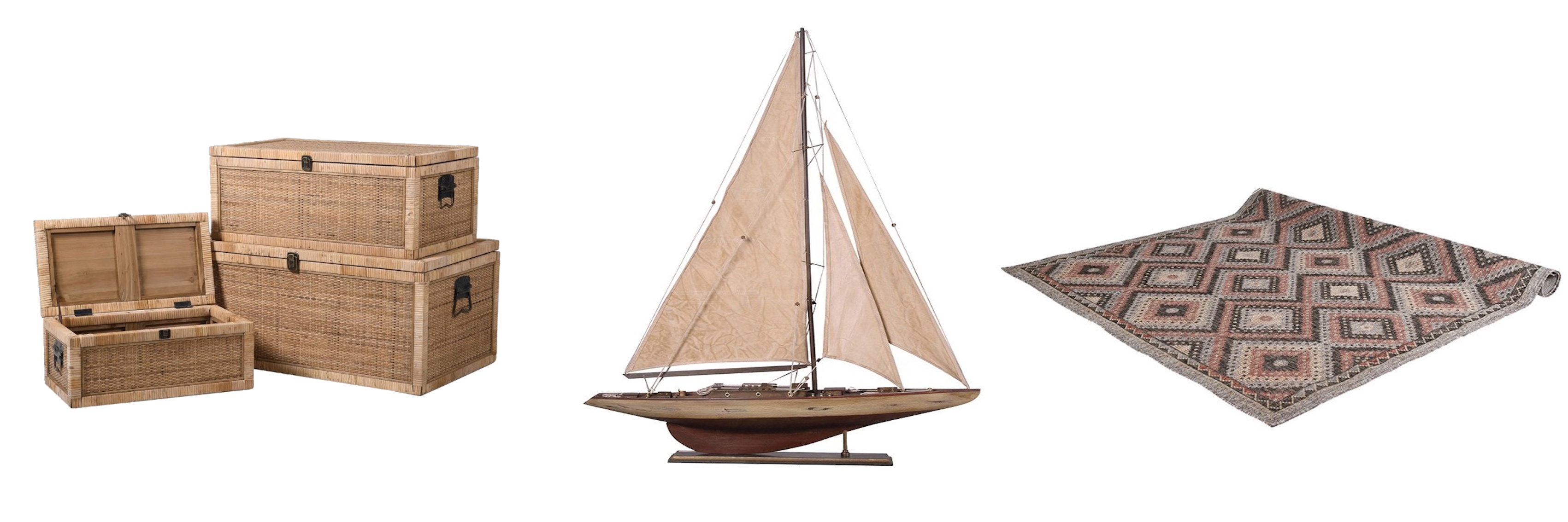Štýlové doplnky v prírodných odtieňoch koloniálna sada troch truhlíc zo svetlého prírodného ratanu a vintage plachetnica s dreveným telom a textilnými plachtami a etno koberec nomad brown s geometrickým kosoštvorcovým vzorom