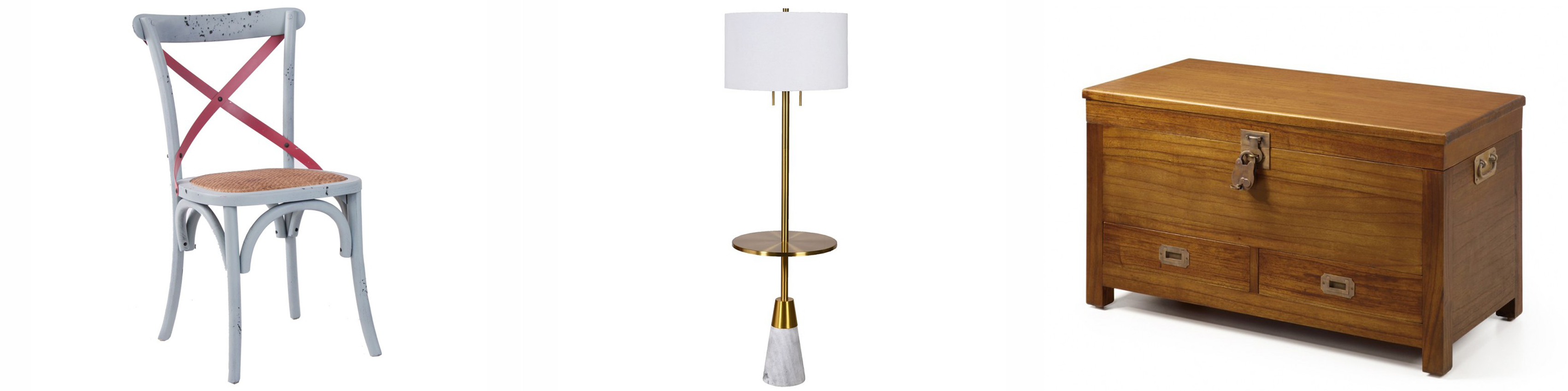 Vintage stolička a stojaca lampa s odkladacím stolíkom a drevená dizajnová truhlica