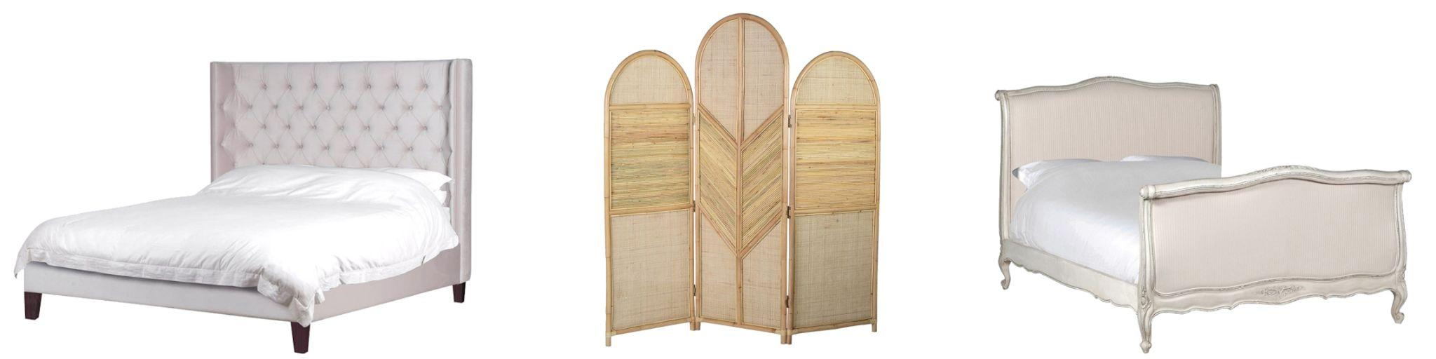 Dizajnový spálňový nábytok manželská posteľ Valerie so svetlým sivým poťahom s chesterfield prešívaním a ratanový paraván Ratana s dizajnovým výpletom a manželská krémová posteľ Campa Blanca s vyrezávaným provensálskym zdobením a textilným poťahom