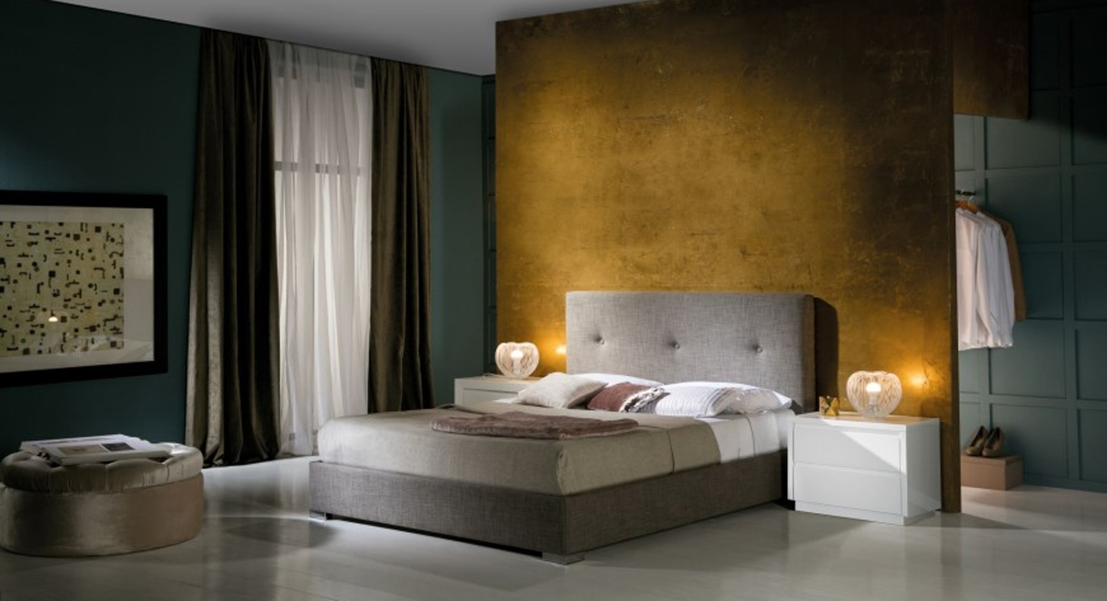 Dizajnová moderná manželská posteľ Lourdes so sivým čalúnením a úložným priestorom