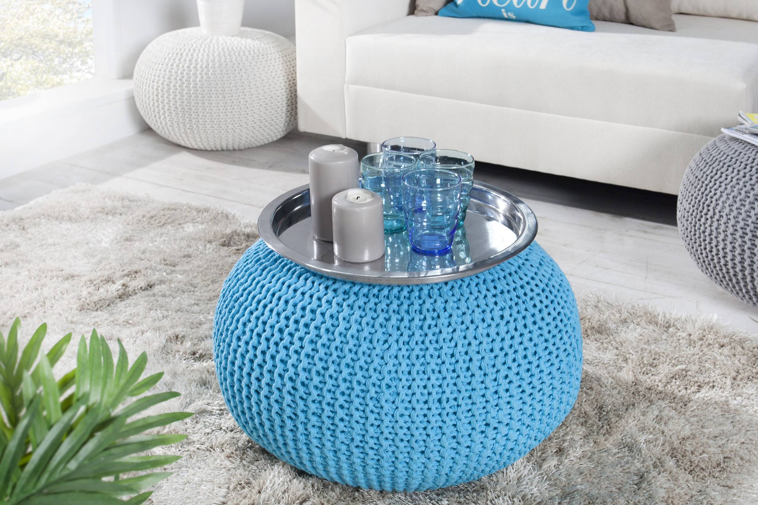 Modrá okrúhla taburetka typu puf s pleteným dizajnom a strieborným podnosom