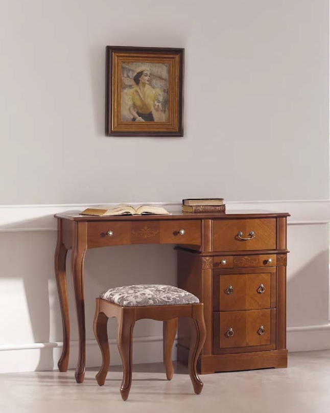 Rustikálny intarzovaný pisací stolík v pracovni v klasickom štýle