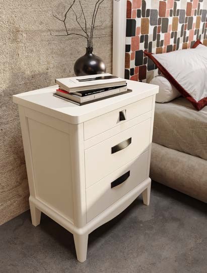 Estila Luxusný vidiecky obdĺžnikový masívny nočný stolík Quebec s tromi zásuvkami a vyrezávanou lištou 67 cm