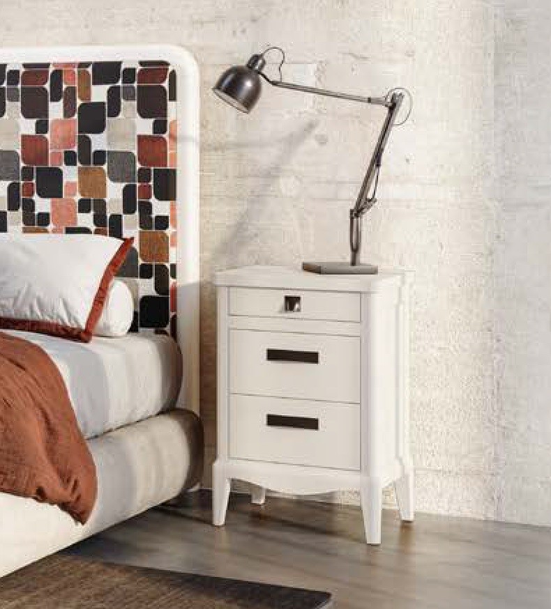 Estila Luxusný vidiecky obdĺžnikový masívny nočný stolík Quebec s tromi zásuvkami a zaoblenou spodnou lištou 67 cm