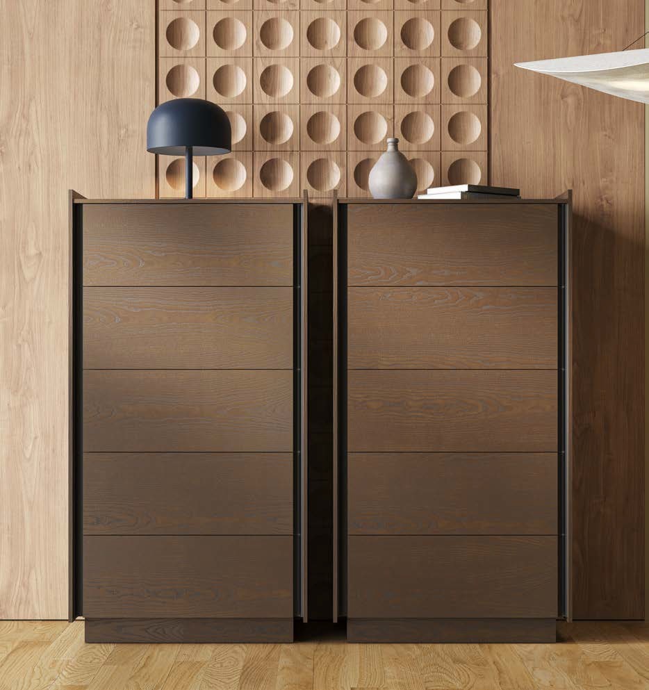 Estila Luxusná moderná masívna obdĺžniková vysoká komoda Praga s piatimi zásuvkami s bočnými úchytkami 133 cm