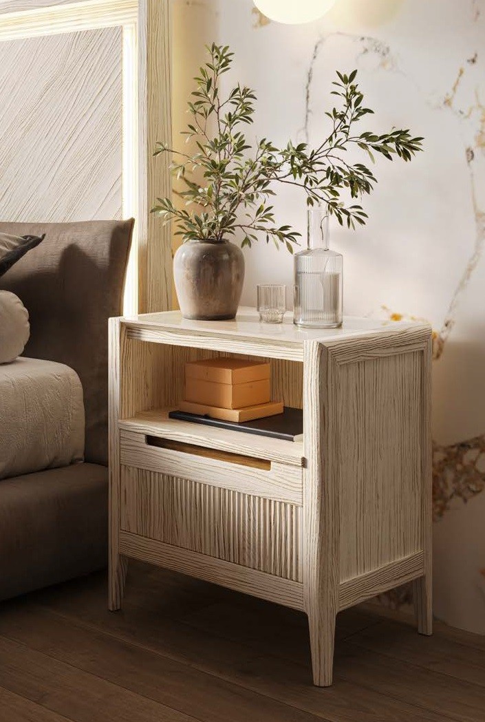 Estila Luxusný moderný obdĺžnikový masívny nočný stolík Tallin s vrúbkovanou zásuvkou a policou 60 cm