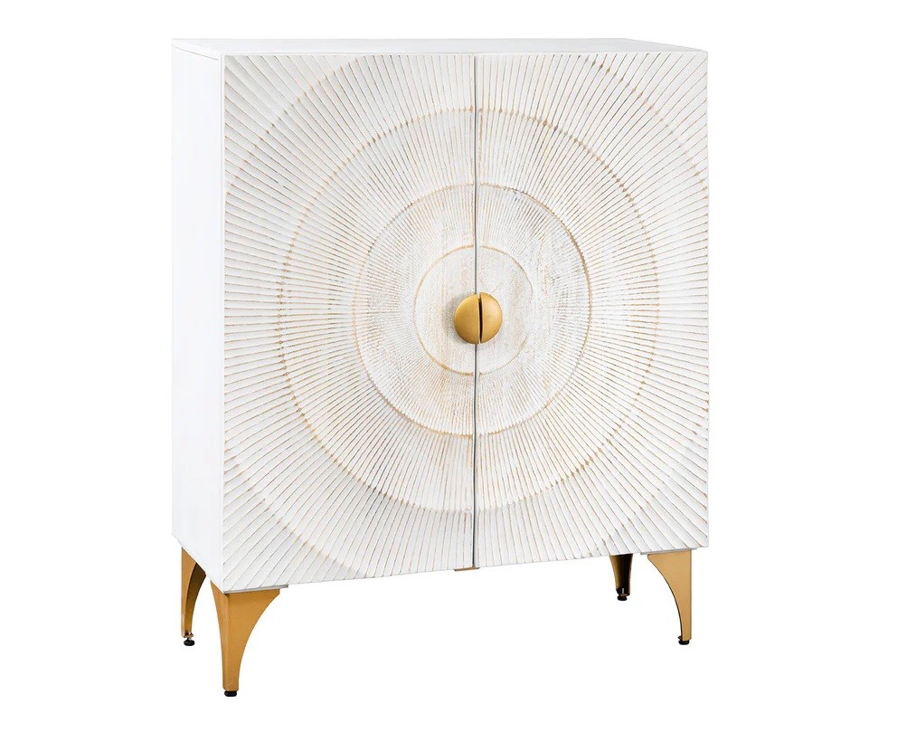 Estila Orientálny masívny dvojdverový biely príborník Cumbria s dvomi policami a vyrezávaním so zlatými detailmi 120 cm