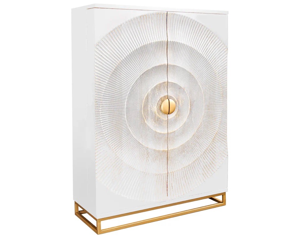 Estila Luxusná orientálna dvojdverová biela barová skrinka Cumbria z masívneho dreva so zlatými detailmi a kovovou konštrukciou 140 cm