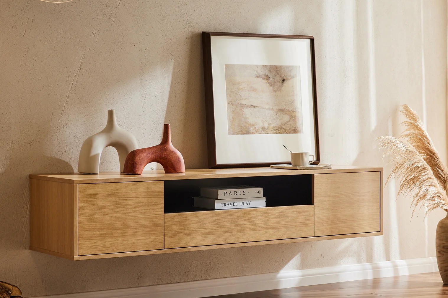 Estila Škandinávsky dvojdverový obdĺžnikový závesný TV stolík Attica s dubovým hnedým vzhľadom so zásuvkou a policou 150 cm