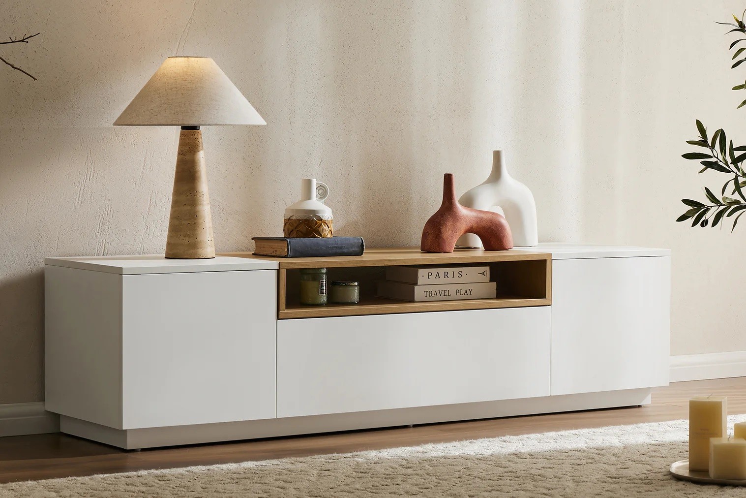 Estila Škandinávsky obdĺžnikový dvojdverový TV stolík Attica v bielej farbe so zásuvkou a dubovou policou 160 cm