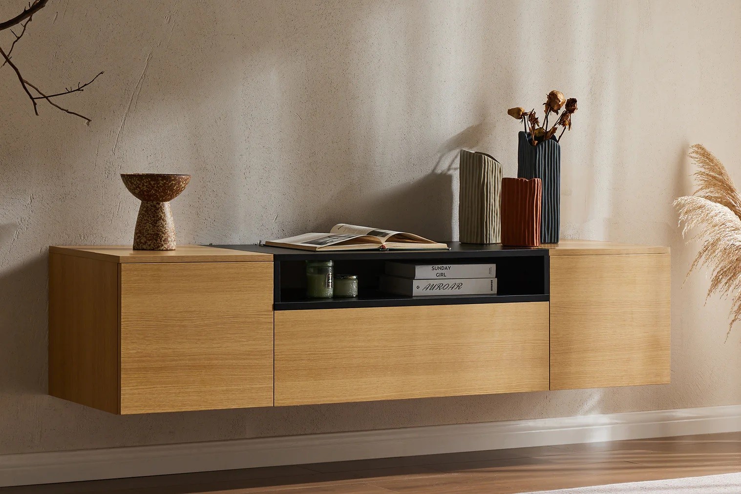 Estila Moderný obdĺžnikový nástenný dubový TV stolík Attica s dvomi dvierkami a zásuvkou s policou v čiernej farbe 160 cm
