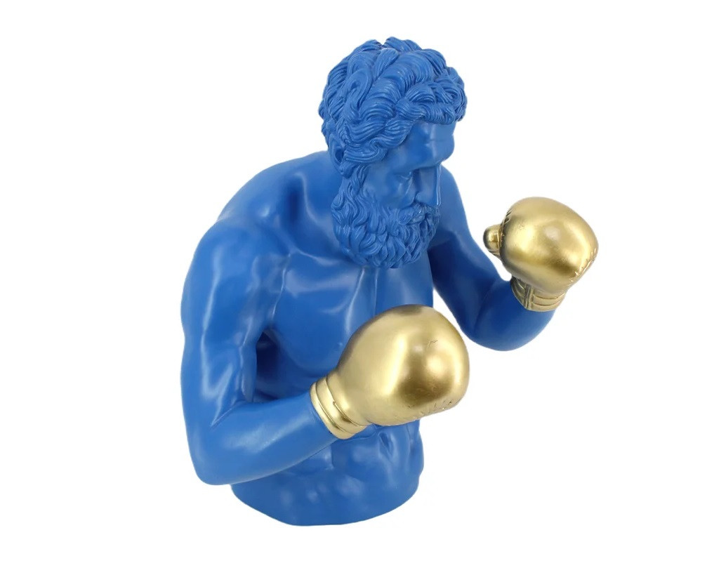Estila Dizajnová glamour socha Zeus s motívom antickej figúry v boxerskej póze v kráľovskej modrej farbe so zlatými rukavicami 47 cm