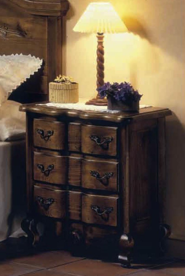 Nádherný nočný stolík s vyrezávaním a dekoratívnymi úuchytmi