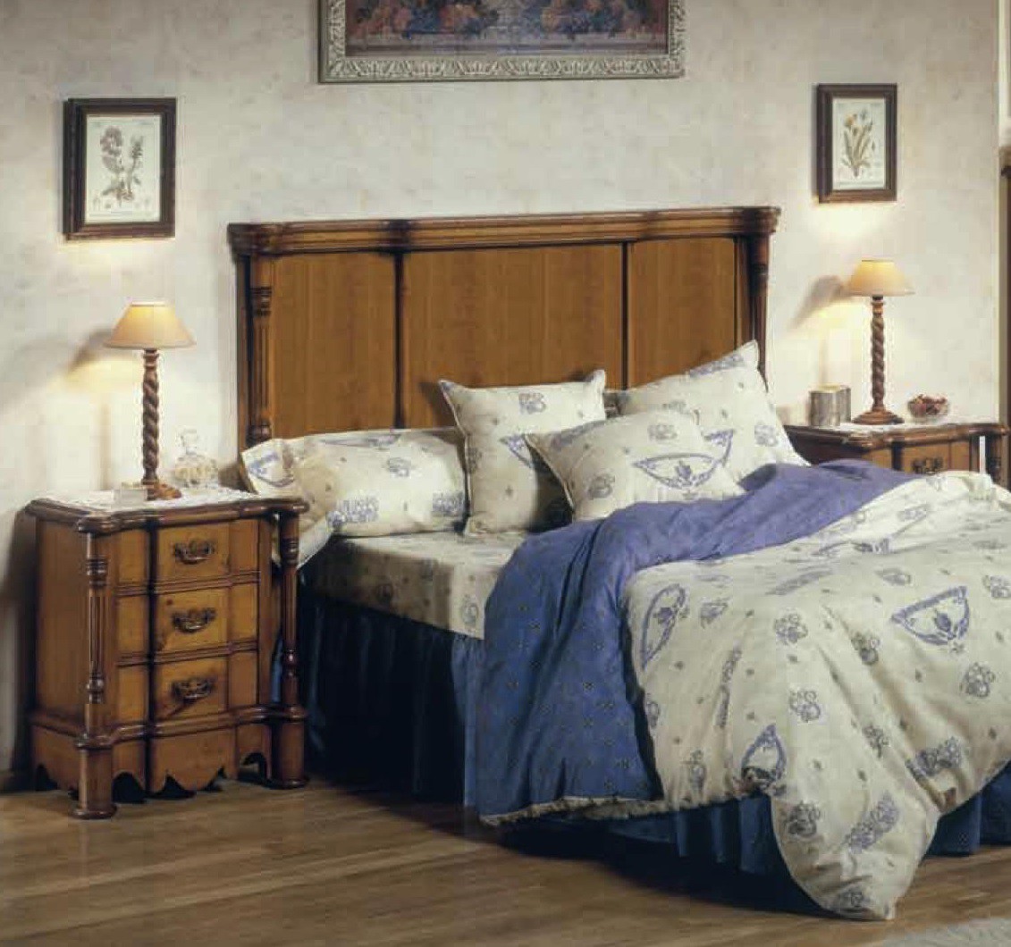 Čelo postele a nočné stolíky rustikálnej spálne