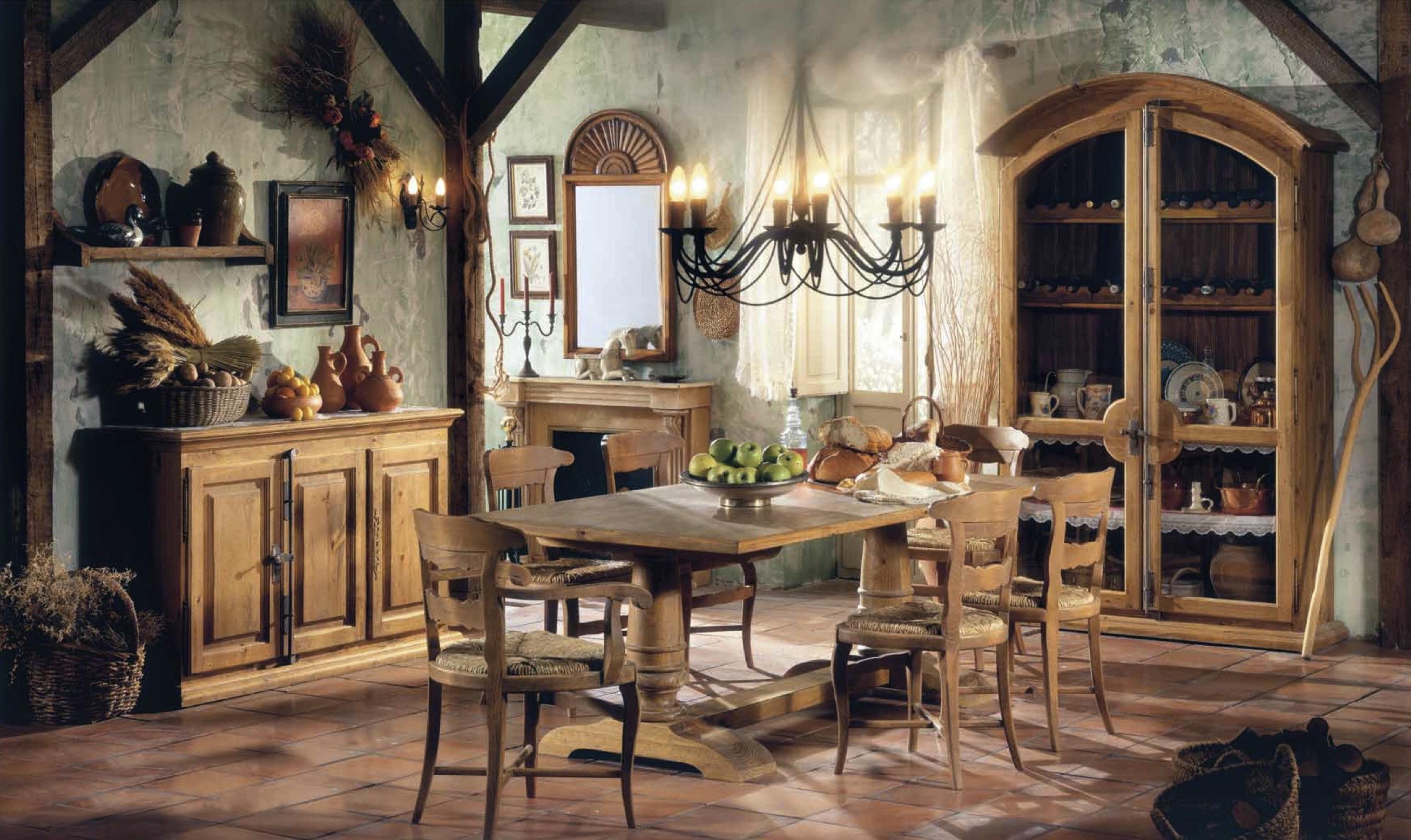 Luxusná rustikálna jedáleň v vidieckom štýle v prírodnom drevenom prevedení