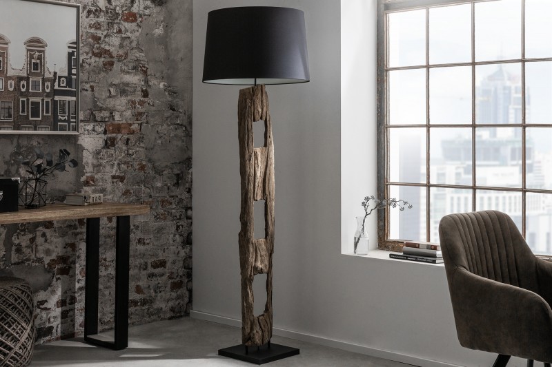 Estila Etno stojaca lampa Adelise s drevenou podstavou a čiernym tienidlom 177cm