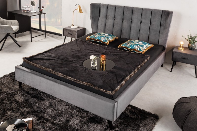 Estila Dizajnová sivá manželská posteľ Alva v retro zamatovom prevedení s čiernymi nožičkami 215cm