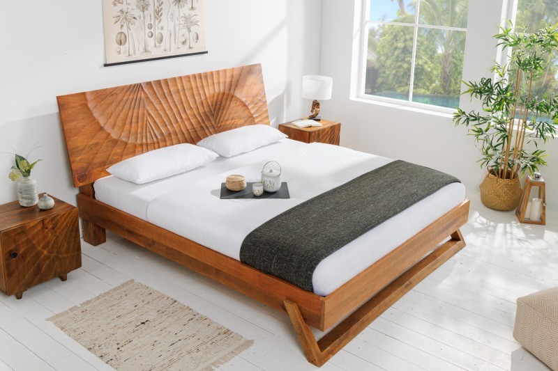 Estila Masívna posteľ Cumbria z mangového dreva hnedej farby s ozdobným reliéfnym čelom 207cm