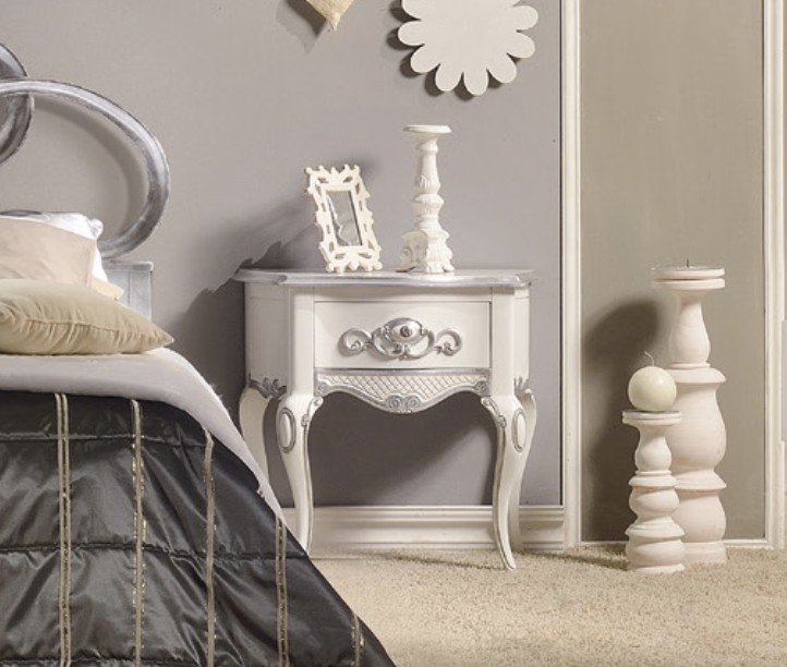 Estila Luxusný barokový nočný stolík Alegro bielej farby so zásuvkou a ornamentálnym zdobením 62cm