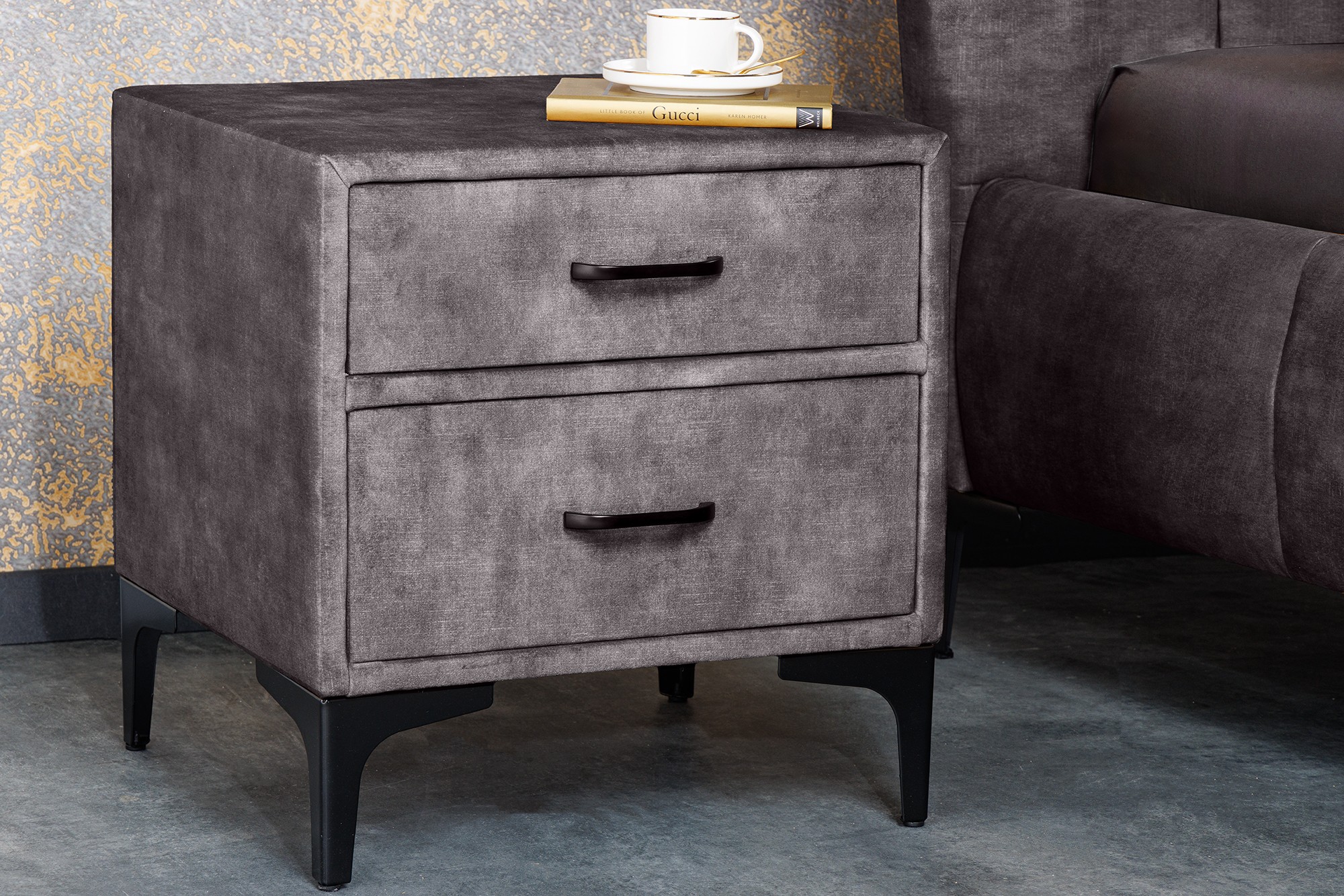 Estila Dizajnový nočný stolík Velouria v tmavosivej farbe so zamatovým čalúnením 50 cm