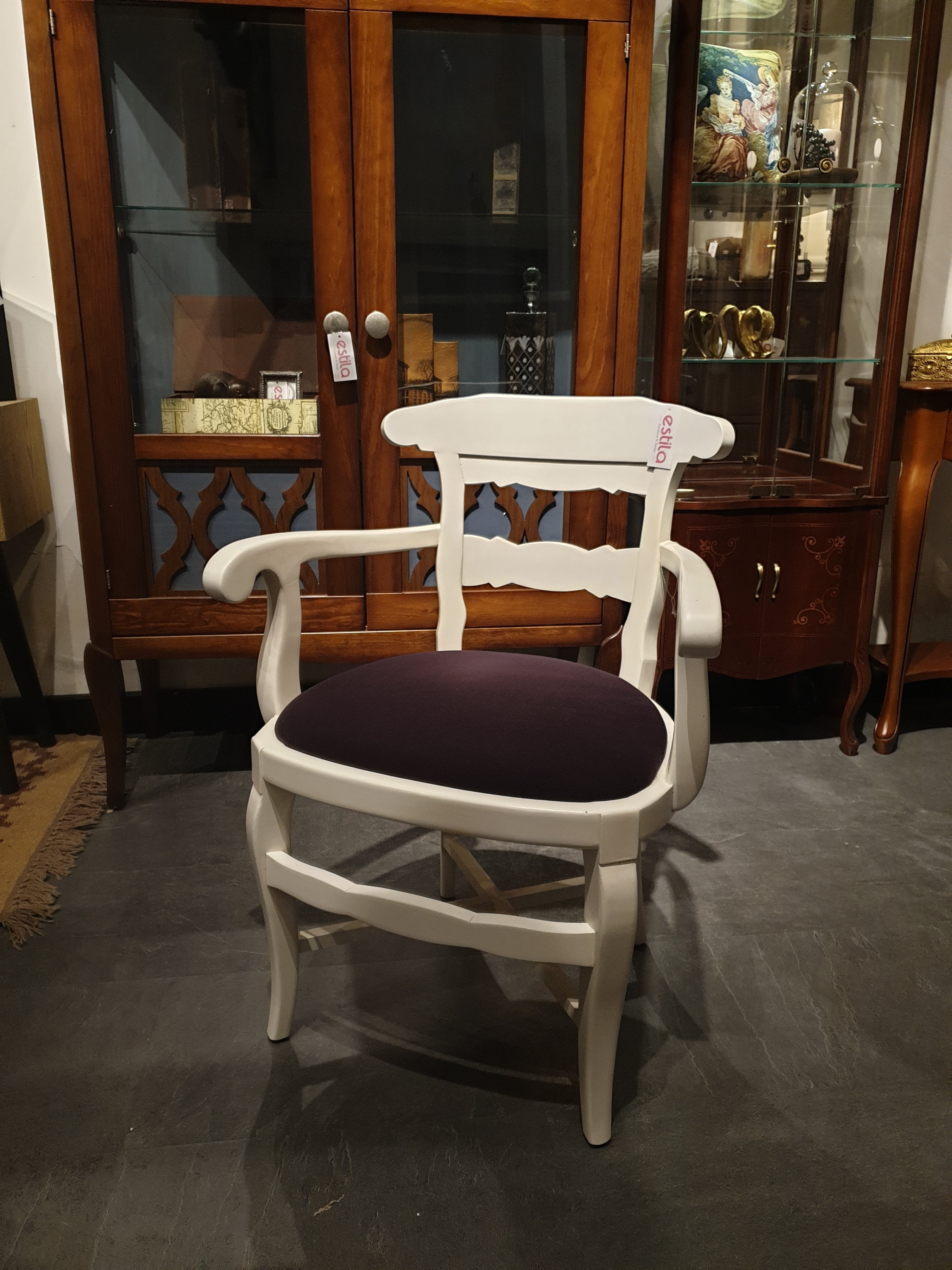 Estila Provensálska luxusná stolička Nuevas Formas v bielej farbe s lakťovými opierkami a fialovým čalúnením 86cm
