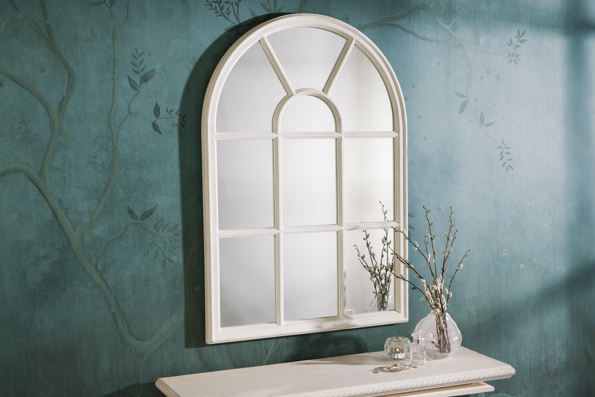 Estila Nástenné zrkadlo Castillo s poloblúkovým dizajnom tabuľového okna s dreveným rámom s vintage bielym náterom 100 cm
