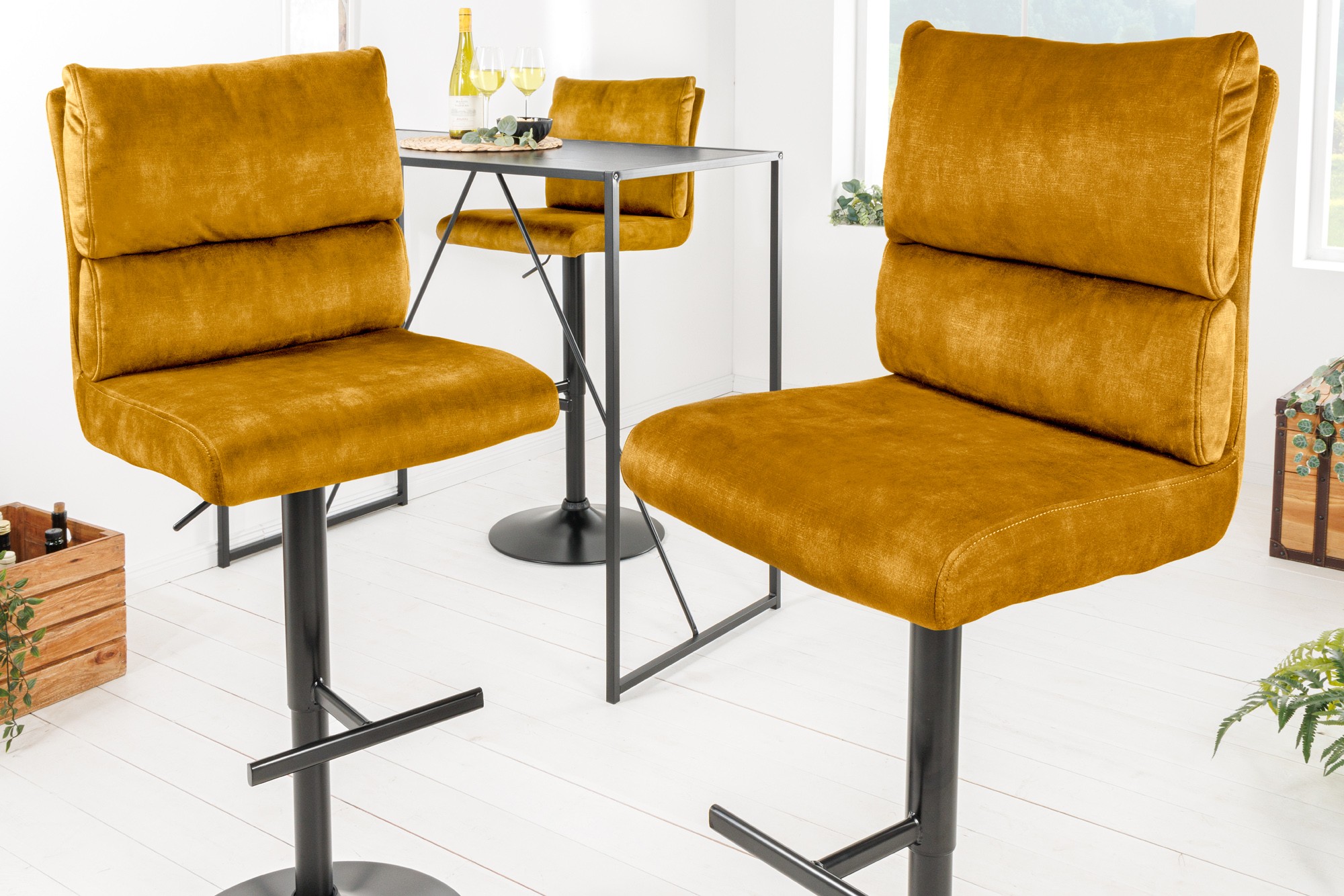 Estila Industriálna barová otočná stolička Kelsy v horčicovej farbe so zamatovým poťahom a čiernou polohovateľnou nohou 100-121 cm