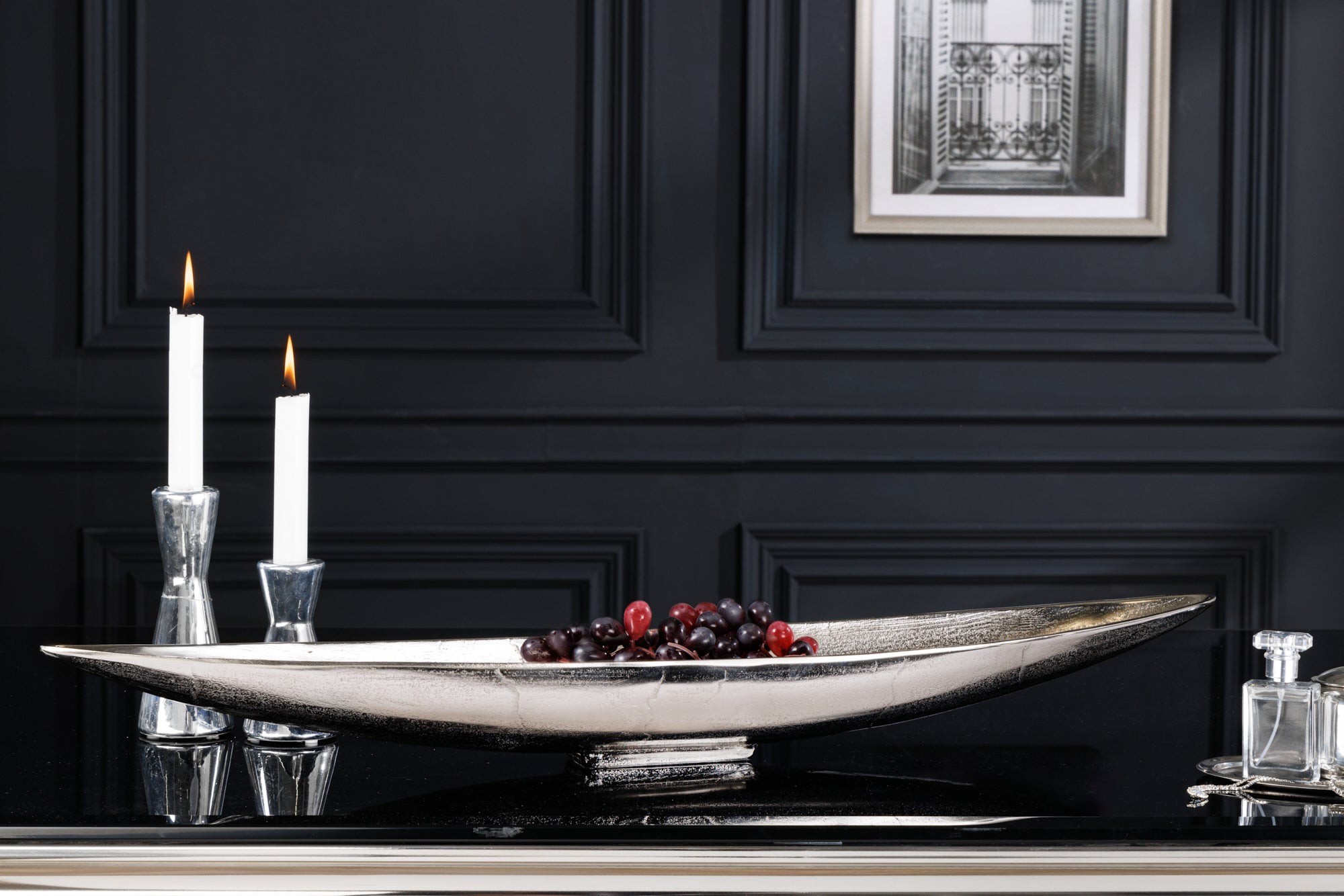 Estila Dizajnová tácka Sorento v tvare lista z kovu v striebornom prevedení 80cm